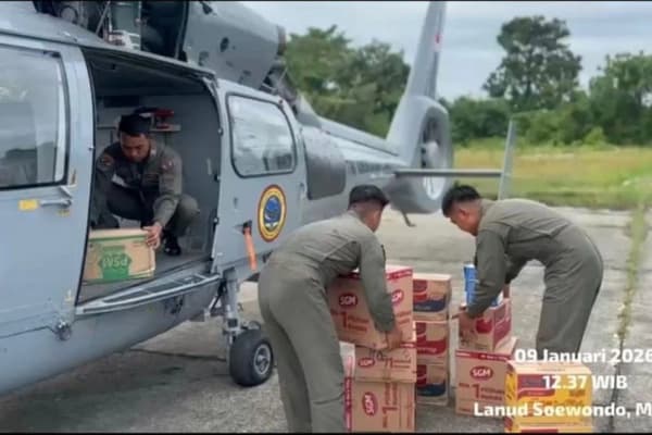TNI AL Kirim Logistik Banjir Aceh Tamiang dengan Helikopter Panther