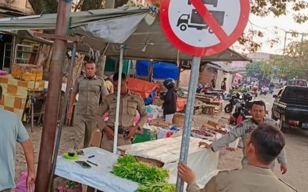 Satpol PP Tertibkan PKL Liar di Pasar Induk Lambaro Aceh Besar