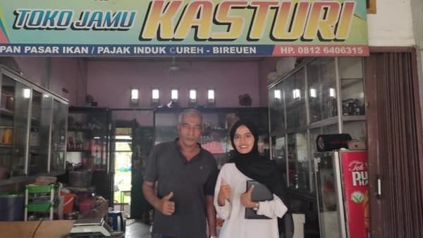 Pedagang Hindu Bireuen Bagikan Kanji Ramadhan 55 Tahun, Warga Muslim Antre