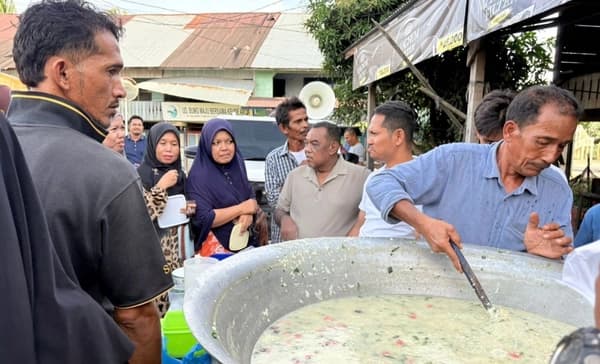 Ratusan Warga Aceh Barat Antre Takjil Kanji Rumbi Gratis untuk Berbuka