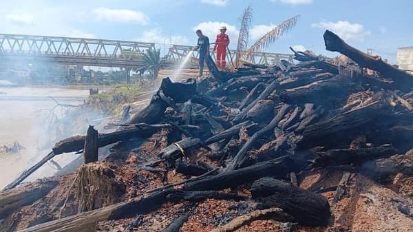 Tumpukan Kayu Sisa Banjir di Tepi Sungai Tamiang Terbakar, Damkar Aceh Tamiang Tangani