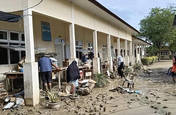 SMAN 1 Peusangan Siblah Krueng Bireuen Masih Penuh Lumpur, Proses Belajar Terhambat
