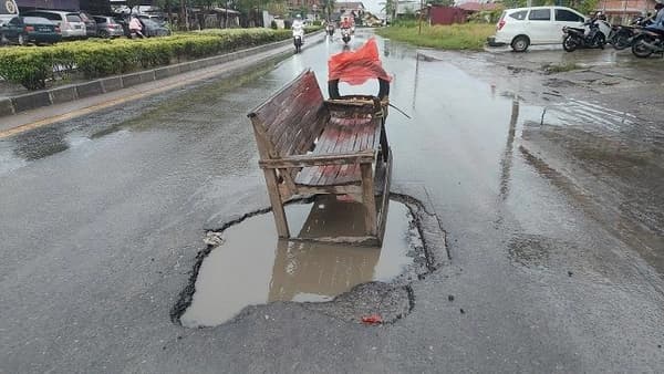 Jalan Nasional Lhokseumawe–Aceh Utara Penuh Lubang, Bahayakan Arus Mudik