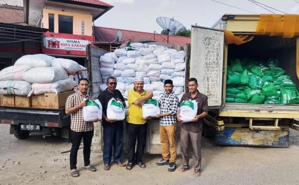 Senator Azhari Cage Salurkan 1.700 Paket Sembako untuk Korban Banjir Aceh Utara