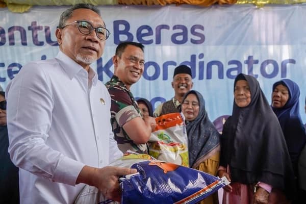 Pedagang Kualasimpang Tagih Janji Bantuan Modal dari Dua Menteri