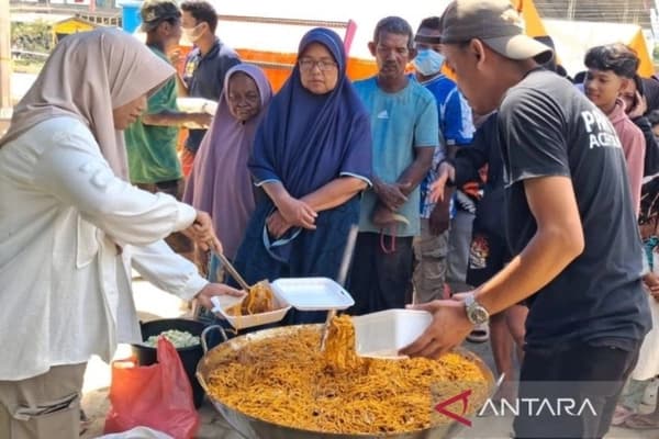 Relawan PGA IPB Masak 100 kg Mi Aceh untuk Warga Banjir Aceh Tamiang