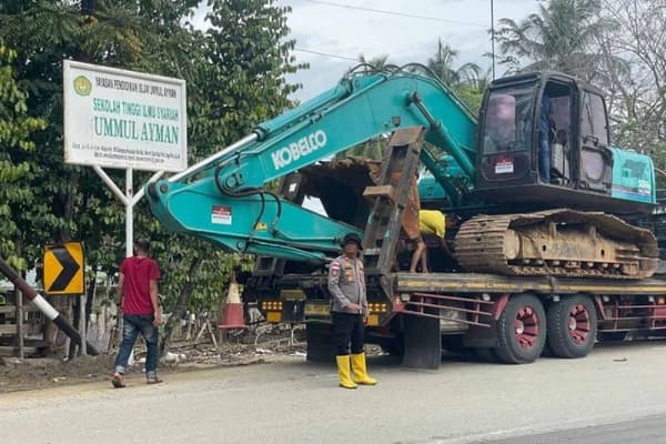 Polres Pidie Jaya Kerahkan Alat Berat Percepat Pemulihan Pasca Banjir