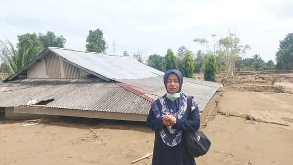 Warga Aceh Berjuang Bersihkan Rumah Pasca Banjir Bandang 26 November 2025