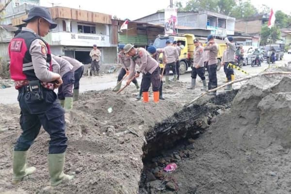 Polisi Bersihkan Jalan Lintas Bener Meriah Pasca Bencana untuk Akses Logistik