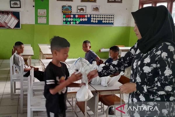 Ratusan Murid SD Banda Aceh Terima Paket MBG di Bulan Ramadhan