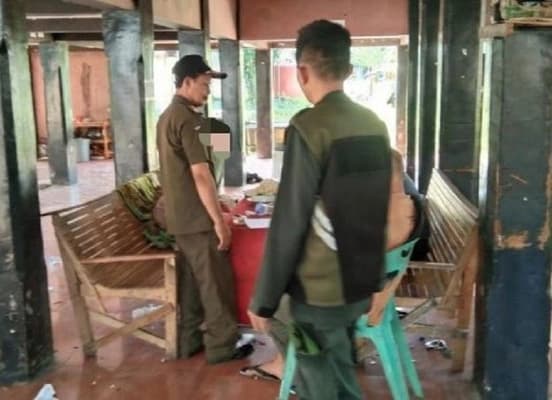 Satpol PP-WH Banda Aceh Tegur Musafir Merokok di Ruang Terbuka Saat Puasa