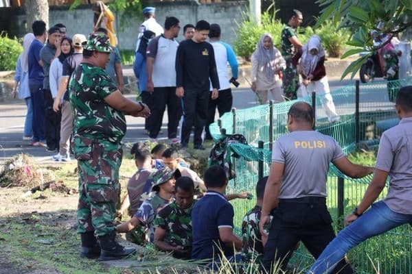 TNI-Polri Bersihkan Taman I Love Sabang untuk Kenyamanan Wisatawan