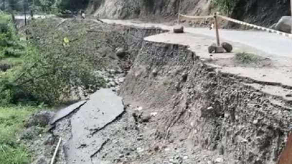 Jalan Bireuen–Aceh Tengah Rusak Parah, Warga Kesulitan Akses Transportasi