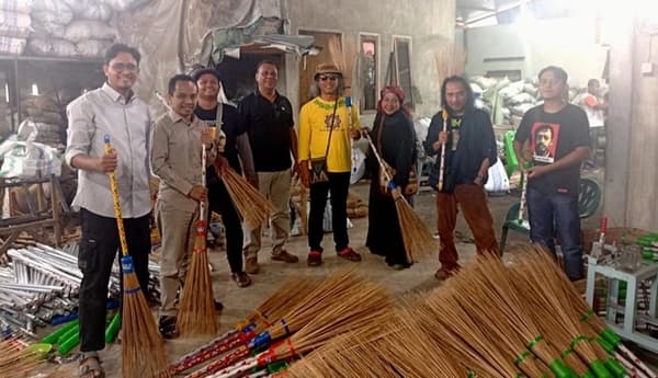 Muhsin Said Gerakkan Ekonomi Warga Bireuen dari Lidi Kelapa Sapu Taman