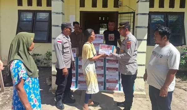 Polres Aceh Singkil Bagikan Bantuan ke Warga Banjir Situban Makmur