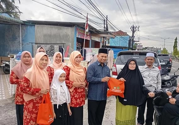 Dharma Wanita Kemenag Subulussalam Bagikan Takjil untuk Warga dan Pengendara