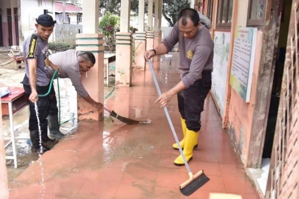 Polisi Bireuen Bersihkan Sekolah dari Lumpur Banjir untuk Pemulihan Pendidikan