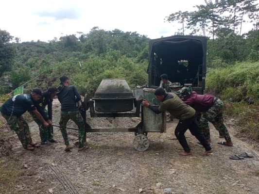 TNI dan Warga Nagan Raya Gotong Royong Perbaiki Box Culvert dan RTLH
