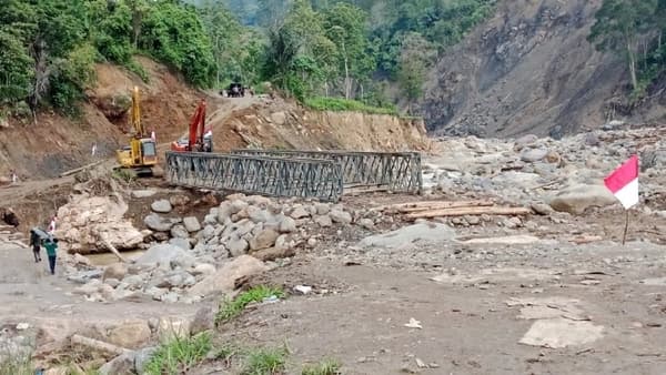 
						 Pemulihan Akses: Jembatan Bailey Wih Kanis Kembali Beroperasi 
					