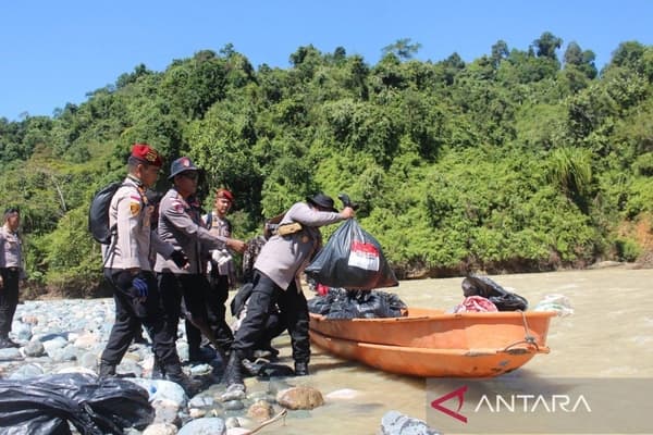 Polres Aceh Barat Salurkan Bantuan untuk 195 Warga KAT Sikundo Terisolir Banjir