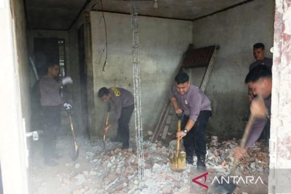 Mahasiswa STIK Perbaiki Rumah Korban Banjir di Aceh Barat untuk Janda Tua