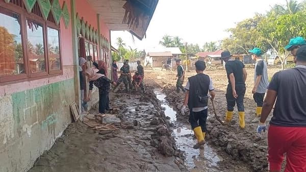 TNI dan Mahasiswa Bersihkan SDN 11 Kutablang dari Lumpur Banjir