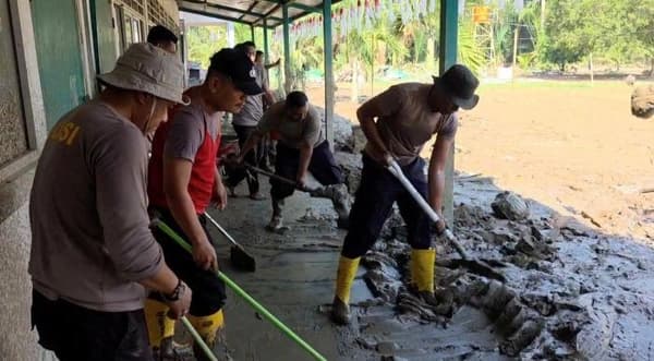 Polres Bireuen Bersihkan Dua Madrasah Terdampak Banjir untuk Kembalikan Semangat Belajar