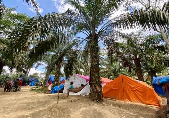 Pengungsi Banjir Langkahan Aceh Utara Kekurangan Air Bersih dan Listrik