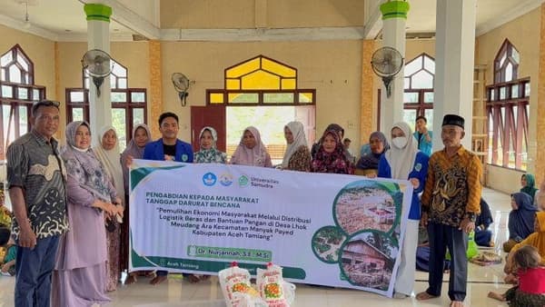 Warga Lhok Medang Ara Terima Bantuan Sembako dari Dosen Unsam untuk Pemulihan Ekonomi