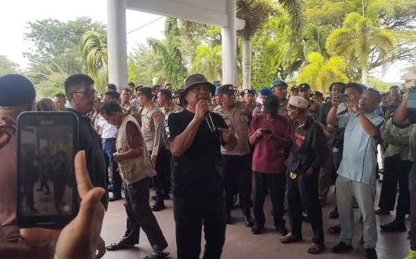 Seribu Warga Aceh Singkil Desak Pengesahan APBK 2026 di Kantor DPRK