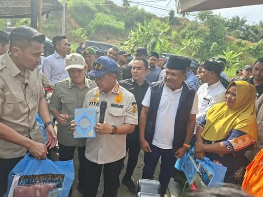 Mendagri Serahkan Bantuan untuk 83 KK Korban Banjir di Bireuen
