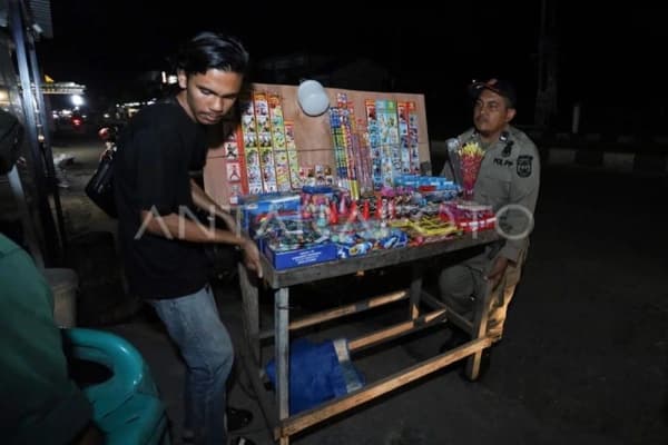 Satpol PP/WH Banda Aceh Tertibkan Penjual Petasan untuk Kenyamanan Ibadah Ramadhan