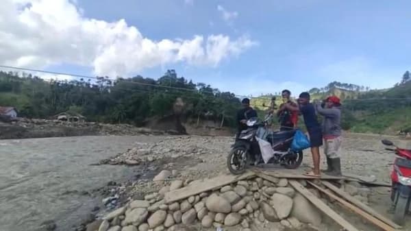 Relawan Aceh Antar Bantuan ke Desa Terisolir di Ketol Aceh Tengah