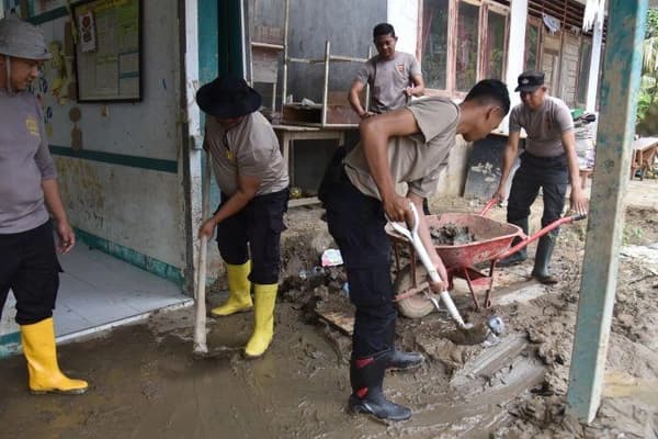 Ratusan Polisi Bireuen Bersihkan SDN 11 Peusangan Pasca Banjir