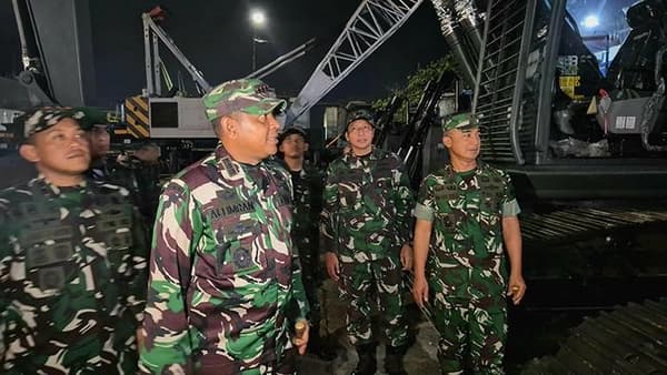 TNI Kirim Alat Berat untuk Percepat Pemulihan Bencana di Aceh