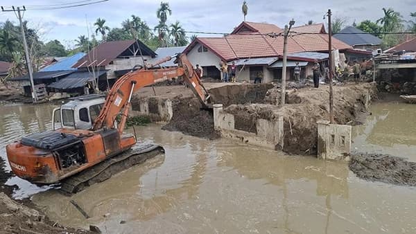 Jalan Pidie Jaya Berlumpur, Akses Warga Terganggu Dua Bulan Pasca Banjir