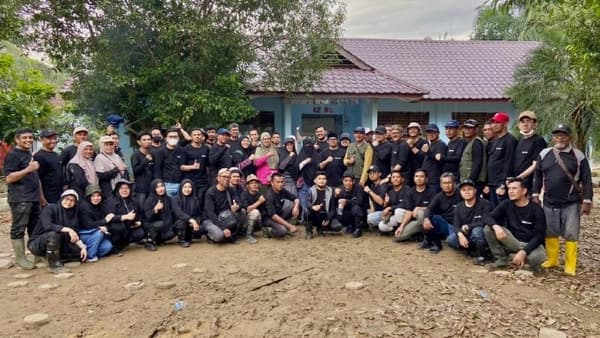 
						 Ikuti Arahan Gubernur, Dinas ESDM Aceh Terjunkan 70 Relawan Bersihkan Sekolah di Aceh Tamiang 
					