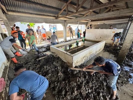 PT Solusi Bangun Andalas Bersihkan Lokasi Banjir di Pidie Jaya