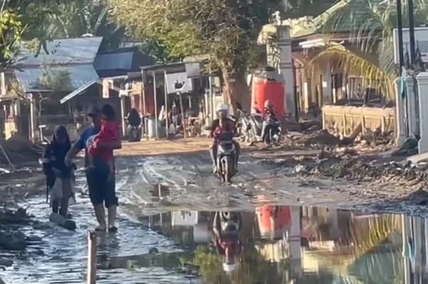 Siswa MIN 4 Pidie Jaya Tempuh Lumpur Tebal Pascabanjir untuk Sekolah