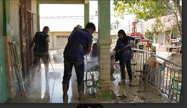 Gotong Royong Bersihkan Lima Sekolah di Aceh Tamiang Pascabanjir