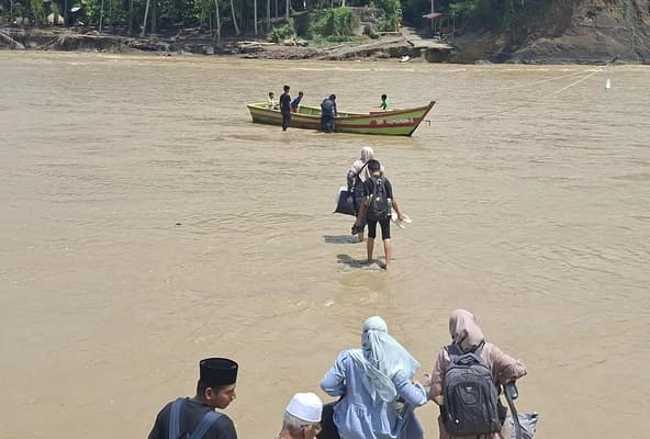 Warga Dusun Alue U Balee Panah Terisolasi, Andalkan Perahu Getek untuk Penyeberangan