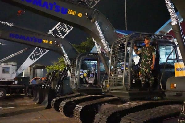 Alat berat bantuan Presiden tiba di Krueng Geukueh untuk percepatan penanganan bencana di Aceh