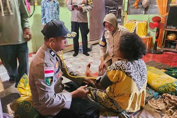 Polri layani kesehatan warga terdampak banjir di Aceh Tamiang