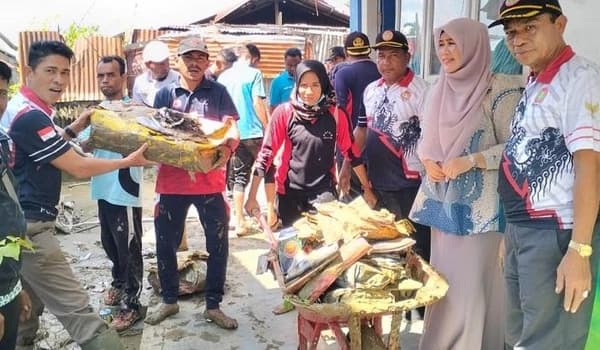 Guru Olahraga dan PGRI Bersihkan Tiga Sekolah Dampak Banjir di Pidie