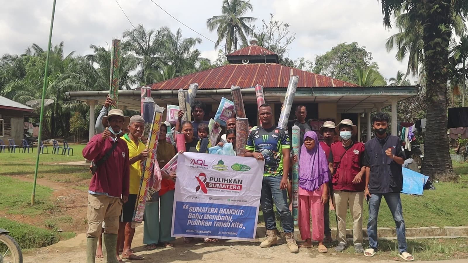 Ratusan Keluarga Korban Banjir Aceh Tamiang Dapat Bantuan Perlengkapan Tidur
