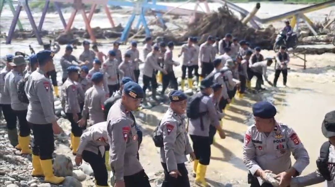 Brimob Sumsel dan Warga Aceh Tenggara Bangun Jembatan Darurat Pasca Banjir
