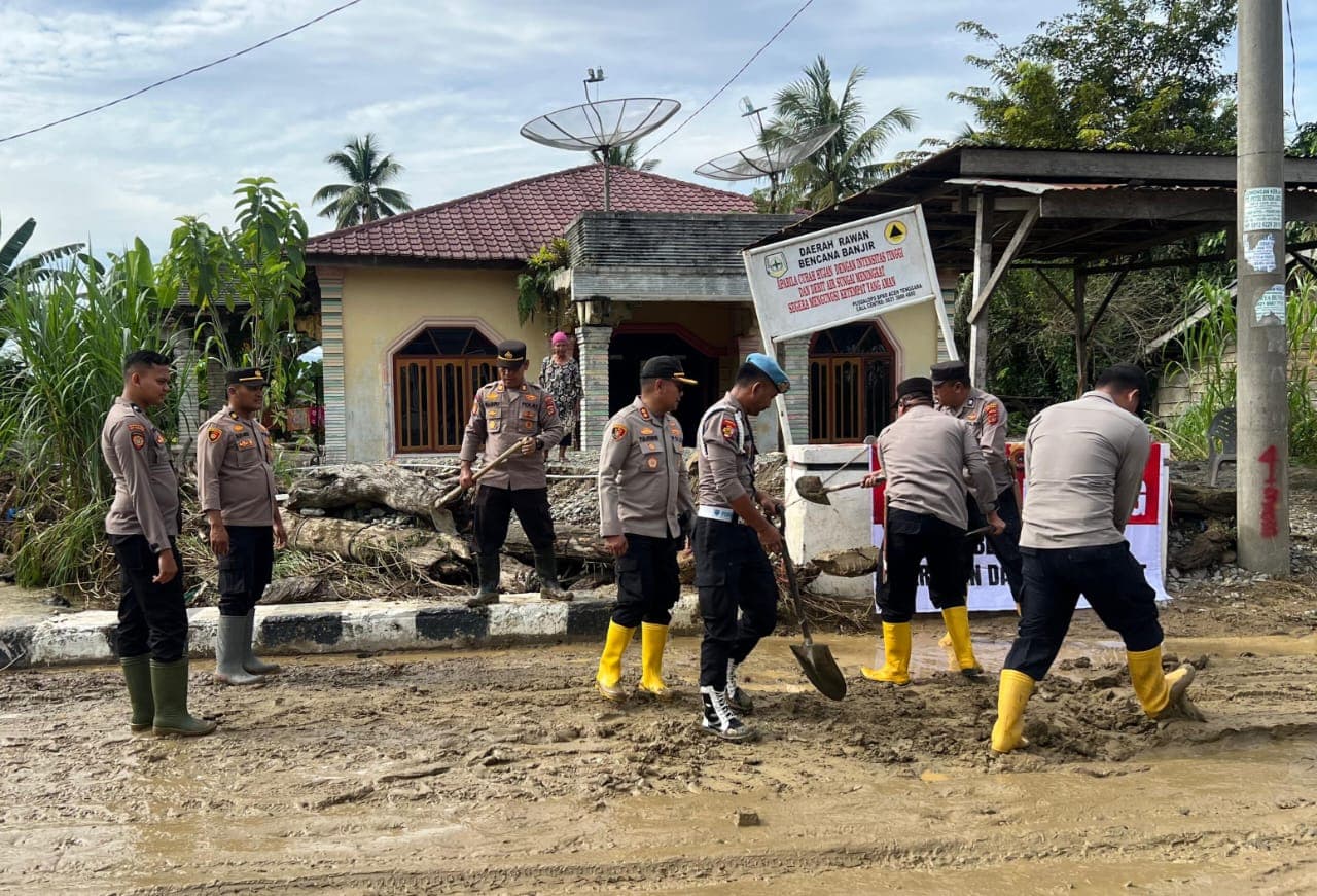 Polres Aceh Tenggara Bersihkan Lumpur Jalan Pasca Banjir di Bambel
