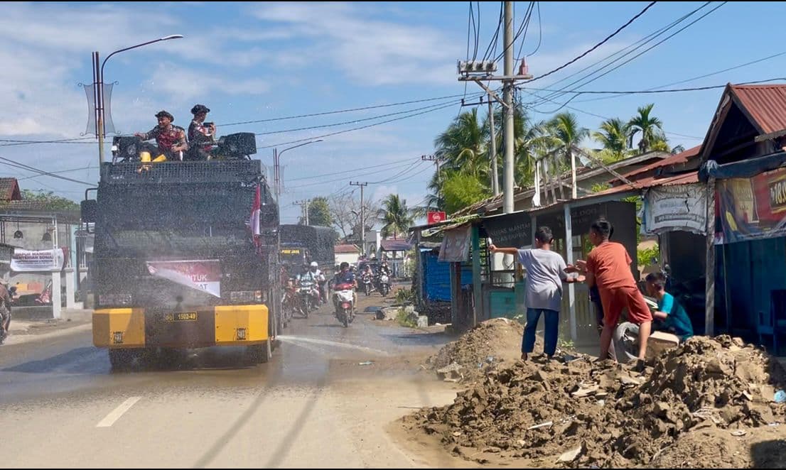 Polisi Bersihkan Jalur Vital Pidie Jaya, Dorong Pemulihan Ekonomi Pascabanjir