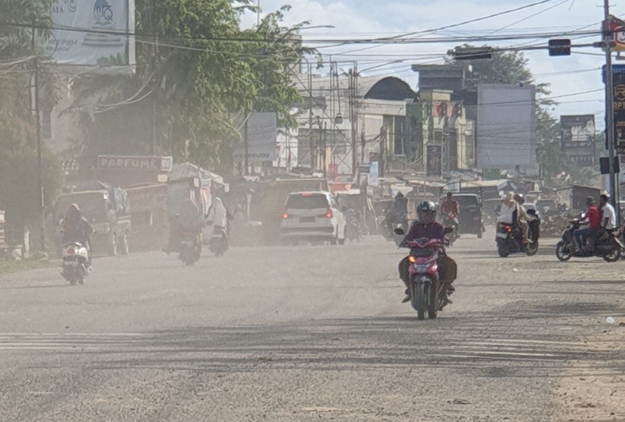 Warga Pidie Jaya Hirup Debu Setiap Hari di Depan Pendopo Wakil Bupati