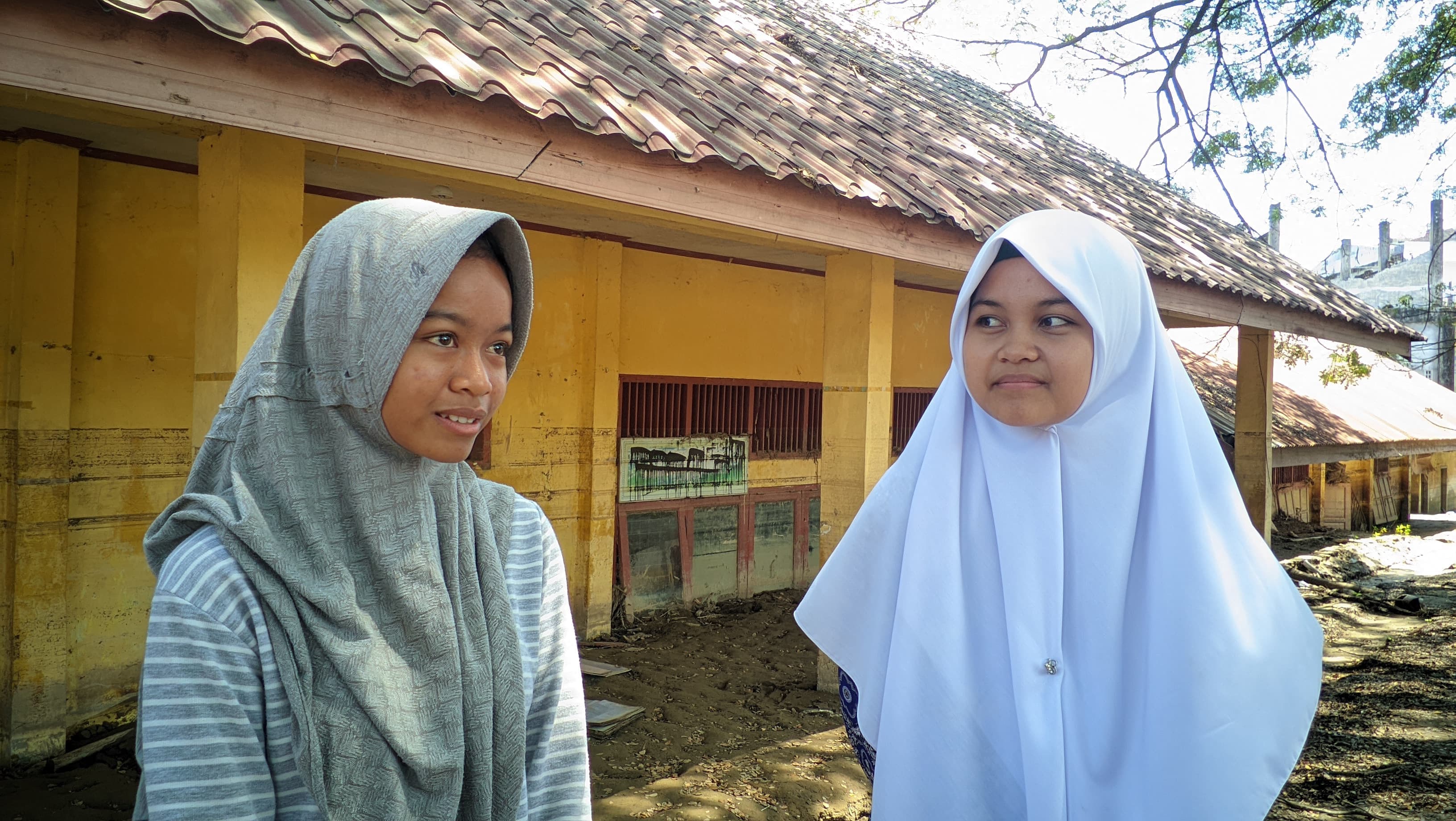 Siswa Banjir Pidie Jaya Belajar di Terpal, Mimpi Kuliah Tetap Bertahan